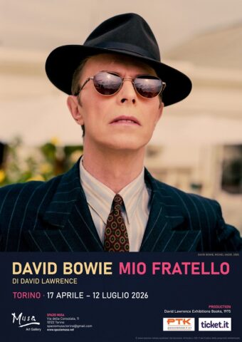 La mostra “DAVID BOWIE, mio fratello” arriva a Torino: un viaggio tra immagini e relazioni che racconta DAVID BOWIE attraverso la figura di Terry Burns.