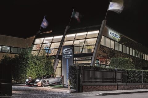 Horacio Pagani ripercorre con lucidità e passione il filo rosso che ha guidato la sua vita: l’idea che la bellezza sia un dovere e la ricerca della perfezione un atto quotidiano. Dall’infanzia in Argentina all’approdo in Italia, racconta come arte, scienza e visione abbiano modellato le sue scelte. Ne emerge il ritratto di un innovatore che non insegue il futuro, ma lo anticipa, tracciando un percorso unico nel panorama automobilistico mondiale