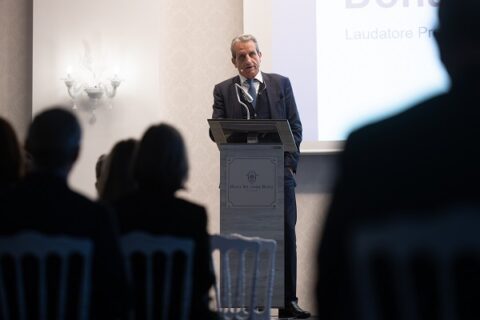 Alberto Siccardi riceve il Premio 2026 della Fondazione del Centenario: riconosciuto il suo ruolo nei rapporti economici e culturali tra Svizzera e Italia. Lugano: Fondazione del Centenario Banca della Svizzera italiana, Premio 2026 al Dr. Alberto Siccardi. Nella foto da sinistra Donato Cortesi (laudatio), Esperto fiscale ed esperto in finanza e controlling, Franco Polloni, EFG Bank, Head Switzerland & Italy Region, Alberto Siccardi, Imprenditore, Giorgio Pradelli, EFG International, Chief Executive Officer e Eugenio Brianti, Presidente del Consiglio di Fondazione. 