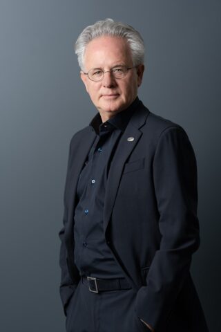 Horacio Pagani ripercorre con lucidità e passione il filo rosso che ha guidato la sua vita: l’idea che la bellezza sia un dovere e la ricerca della perfezione un atto quotidiano. Dall’infanzia in Argentina all’approdo in Italia, racconta come arte, scienza e visione abbiano modellato le sue scelte. Ne emerge il ritratto di un innovatore che non insegue il futuro, ma lo anticipa, tracciando un percorso unico nel panorama automobilistico mondiale