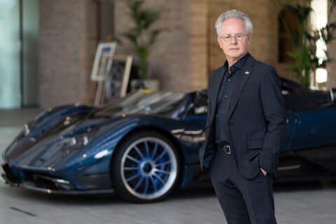 Horacio Pagani ripercorre con lucidità e passione il filo rosso che ha guidato la sua vita: l’idea che la bellezza sia un dovere e la ricerca della perfezione un atto quotidiano. Dall’infanzia in Argentina all’approdo in Italia, racconta come arte, scienza e visione abbiano modellato le sue scelte. Ne emerge il ritratto di un innovatore che non insegue il futuro, ma lo anticipa, tracciando un percorso unico nel panorama automobilistico mondiale