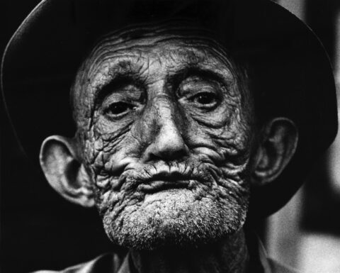 Mostra di Alberto Flammer a Biasca: uno sguardo sull’apparente tra fotografia e memoria Sottotitolo Alla Casa Cavalier Pellanda un percorso espositivo ripercorre trent’anni di attività del fotografo ticinese, tra documentazione del territorio e ricerca artistica Meta description La Mostra di Alberto Flammer a Biasca 