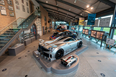 Horacio Pagani ripercorre con lucidità e passione il filo rosso che ha guidato la sua vita: l’idea che la bellezza sia un dovere e la ricerca della perfezione un atto quotidiano. Dall’infanzia in Argentina all’approdo in Italia, racconta come arte, scienza e visione abbiano modellato le sue scelte. Ne emerge il ritratto di un innovatore che non insegue il futuro, ma lo anticipa, tracciando un percorso unico nel panorama automobilistico mondiale