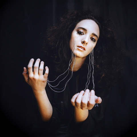 Kety Fusco è l’artista emergente tra le più originali e interessanti del panorama svizzero ed europeo di oggi. Di origini toscane, ma residente da anni a Bellinzona, produce suoni ed ambientazioni che suggeriscono la destrutturazione del suo strumento, l’arpa, evocando immagini, ambientazioni che generano una visione avanguardista dello strumento più antico del mondo