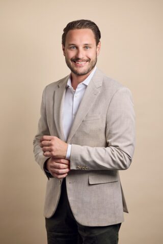 Alex Lake Zurich: nuova direzione e riapertura delle terrazze sul lago Sottotitolo Dario Salvel assume la guida dell’hotel firmato The Living Circle mentre prende il via la stagione primaverile affacciata sul lago di Zurigo Meta description Alex Lake Zurich inaugura la stagione delle terrazze e nomina Dario Salvel direttore: novità, visione e offerta gastronomica sul lago.