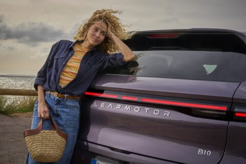 Nessun problema per la nuova Leapmotor, Leapmotor B10 Hybrid EV, vettura ibrida range extender con motore benzina che funge da generatore per la batteria