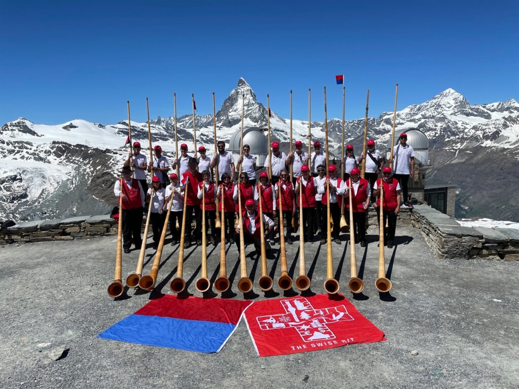 ACASI celebra dieci anni di musica alpina: il corno delle Alpi protagonista in Ticino
