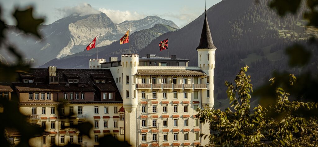 Gstaad Palace, estate 2026 tra sapori italiani, tennis e tradizioni alpine