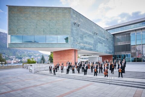 Dopo il 90° anniversario, l’Orchestra della Svizzera italiana rilancia con un programma che unisce grandi pagine del repertorio, una nuova sede al Docks e iniziative partecipative sul territorio.