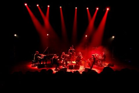 Balagan e Manchester Collective: al LAC di Lugano un viaggio tra jazz, folk e musica contemporanea Due appuntamenti tra fine maggio e inizio giugno portano a Lugano alcune tra le più interessanti esperienze della scena cameristica internazionale, tra contaminazioni sonore, repertori del Novecento e nuove forme di dialogo musicale