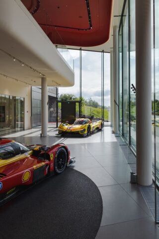Ferrari a Sihlbrugg: inaugurata la nuova sede Kessel Auto Zug AG, la più grande d’Europa nel nuovo format del Cavallino Rampante A Sihlbrugg debutta il nuovo showroom