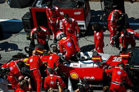 George Russell si impone su Max Verstappen e Kimi Antonelli al Red Bull Ring, in una gara che ridimensiona le ambizioni della Ferrari.