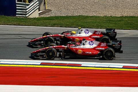 George Russell si impone su Max Verstappen e Kimi Antonelli al Red Bull Ring, in una gara che ridimensiona le ambizioni della Ferrari.