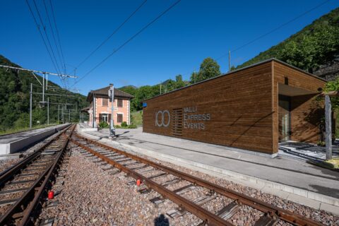 Centro eventi Camedo, nuovo spazio per incontri e formazione lungo la Centovallina Sottotitolo Le FART inaugurano una struttura multifunzionale accanto alla stazione di confine: l’obiettivo è sostenere il territorio, attrarre eventi e valorizzare la mobilità ferroviaria nelle Centovalli