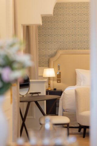 Splendide Royal Lugano rinnovamento camere” È quella che meglio intercetta la ricerca informativa in Ticino legata a: hotel di lusso a Lugano lavori di ristrutturazione / restyling interesse su Splendide Royal e “rinnovamento Splendide Royal Lugano” “camere Splendide Royal Lugano restyling