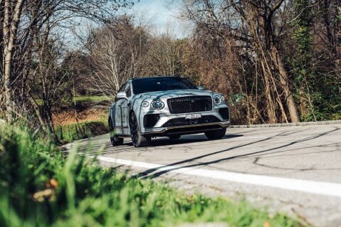 Ticino Welcome, in collaborazione con il concessionario Sports Cars Sales & Service AG di Lugano-Grancia, rivenditore ufficiale di Bentley e Lamborghini in Ticino e Simonetta Rota Agency, prosegue i suoi incontri con signore che hanno il piacere di guidare prestigiose auto di lusso e propone questa conversazione tra  Silvia Damiani, Vice-Presidente del Gruppo Damiani e Giampaolo Tenchini, collaudatore e istruttore di guida