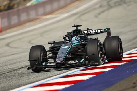 George Russell si impone su Max Verstappen e Kimi Antonelli al Red Bull Ring, in una gara che ridimensiona le ambizioni della Ferrari.