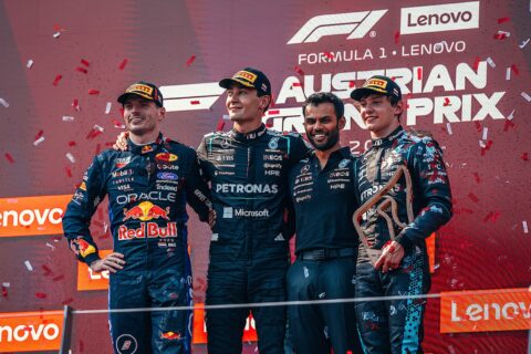 George Russell si impone su Max Verstappen e Kimi Antonelli al Red Bull Ring, in una gara che ridimensiona le ambizioni della Ferrari.