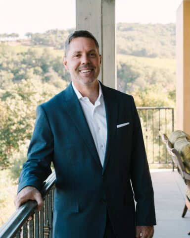 Colgin Cellars: vini prodotti a regola d’arte Neil Bernardi, CEO del Gruppo Colgin Cellars che da oltre trent'anni abbraccia l'ideale di creare vini armoniosi, eleganti e precisi, provenienti da eccezionali vigneti collinari nel cuore della Napa Valley
