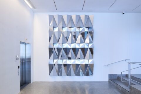 Al MASI arriva Diatom di John M Armleder: nuova installazione tra riflessi e percezione Sottotitolo Dal 16 luglio 2026 al Museo d’arte della Svizzera italiana un’opera monumentale trasforma gli spazi del LAC in un’esperienza visiva in continua mutazione