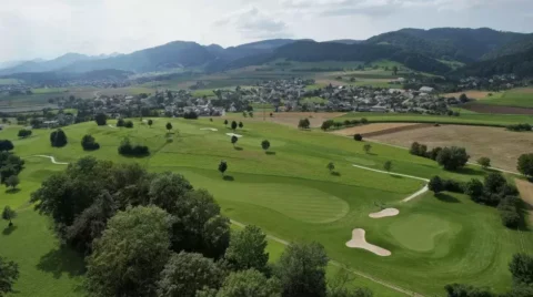 Ariella Del Rocino presenta il Golf Club Heidental, situato a due passi dalla città di Basilea, dove gli amanti del golf hanno a disposizione un percorso certamente in grado di soddisfare  le loro aspettative