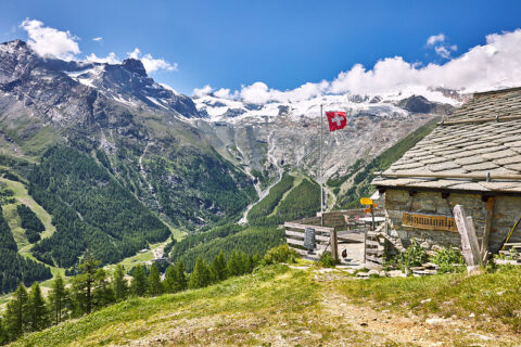 Vallese estate 2026: escursioni, ghiacciai, borghi senz'auto e itinerari tra natura, benessere e cultura alpina.