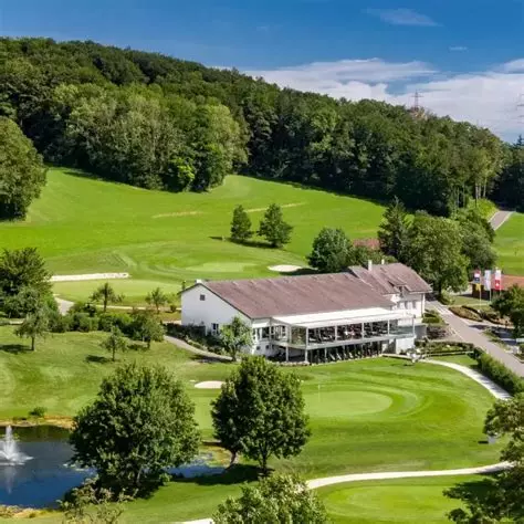 Ariella Del Rocino presenta il Golf Club Heidental, situato a due passi dalla città di Basilea, dove gli amanti del golf hanno a disposizione un percorso certamente in grado di soddisfare  le loro aspettative
