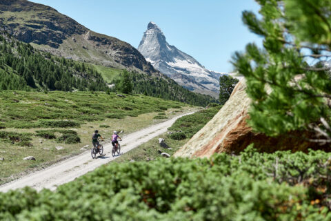 Vallese estate 2026: escursioni, ghiacciai, borghi senz'auto e itinerari tra natura, benessere e cultura alpina.