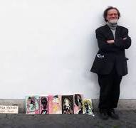 Aveva 82 anni e stazionava ogni giorno sul muretto dinanzi all’Ara Pacis di Roma, accoglieva i visitatori e intanto con quel che trovava in giornata preparava giochi d’arte, dei veri e propri ready made, fatti con scarti quotidiani della nostra modernità.
