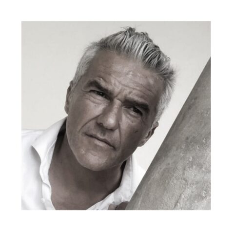 Architetto Paolo Muscionico: l'incontro tra luce e materia Intervista con l’architetto Paolo Muscionico, secondo la cui visione: «Il successo di un progetto non lo decreta il giorno dell'inaugurazione, ma il modo in cui, dopo anni, continua a regalare un'emozione a chi lo attraversa»