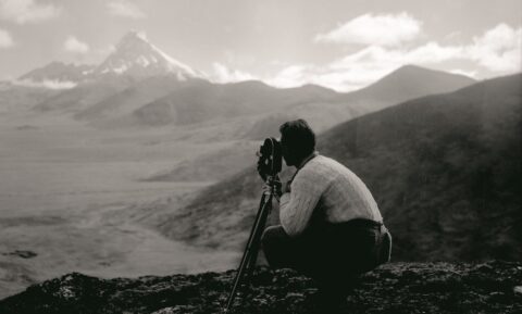 BPS (SUISSE) ha dedicato l’inserto culturale della Relazione d’Esercizio per l’anno 2025 a Fosco Maraini, antropologo, fotografo, scrittore e viaggiatore capace di coniugare rigore scientifico e tensione poetica in un progetto intellettuale coerente e profondamente unitario. La monografia è stata realizzata a cura di Andrea Romano, Condirettore e Responsabile Marketing & Relazioni Pubbliche Popolare di Sondrio (SUISSE)