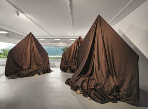 Jannis Kounellis, a Lugano la pittura torna al centro dell’opera Sottotitolo: Alla Collezione Giancarlo e Danna Olgiati una mostra rilegge il lavoro dell’artista attraverso oltre 35 opere e quattro nuclei tematici Meta description: Mostra Kounellis a Lugano: oltre