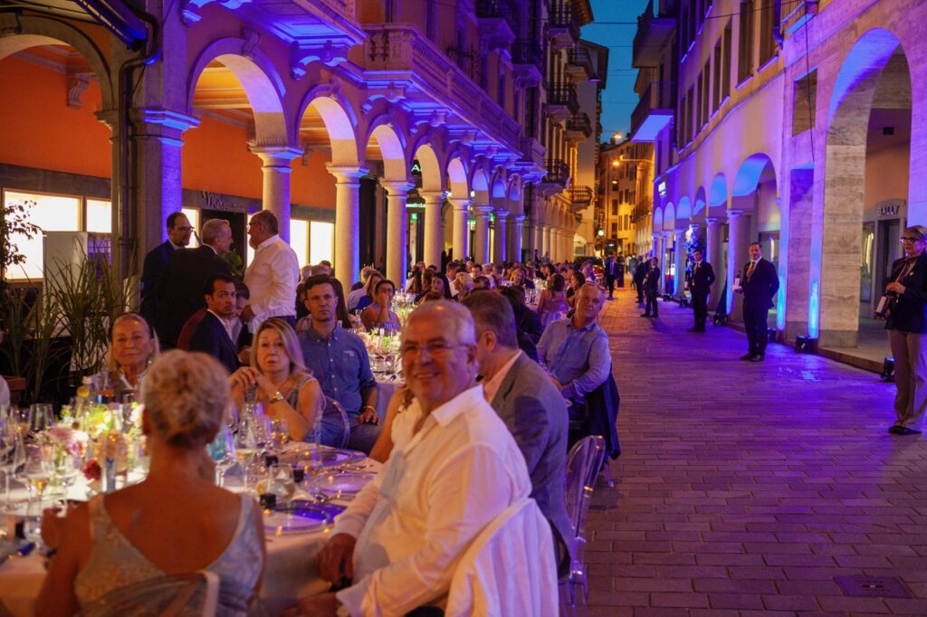 Cena sotto le Stelle a Lugano: Via Nassa trasforma lo shopping in una serata tra cucina, musica e solidarietà