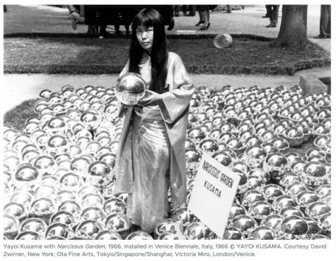 Yayoi Kusama (1929-2026), dopo un’infanzia difficile e problemi psichiatrici che la inducono a vivere in un ospedale psichiatrico, trasforma le allucinazioni che la perseguitan in opere compulsive e rapide (le rimase il timore della madre che le strappava i disegni da piccola)