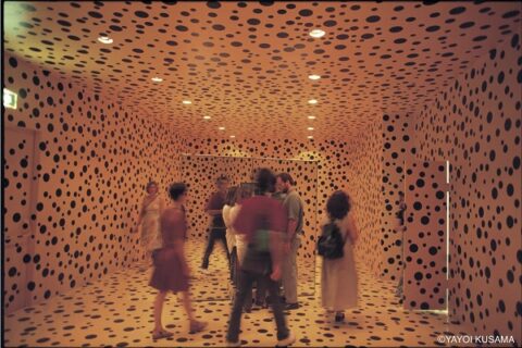 Yayoi Kusama (1929-2026), dopo un’infanzia difficile e problemi psichiatrici che la inducono a vivere in un ospedale psichiatrico, trasforma le allucinazioni che la perseguitan in opere compulsive e rapide (le rimase il timore della madre che le strappava i disegni da piccola)