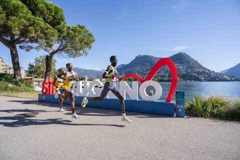 Il 26 e 27 settembre la manifestazione festeggia vent’anni con un programma articolato tra 5, 10 e 21 chilometri, Monte Brè, staffette, solidarietà e gare per bambini Meta description: StraLugano 2026 celebra vent’anni con due giorni di gare, il Campionato svizzero di mezza maratona e un programma aperto a tutte le età