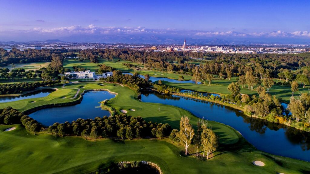 Antalya Golf Club: giocare tra mare, pinete e campi da campionato