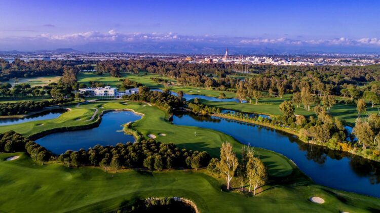Antalya Golf Club: giocare tra mare, pinete e campi da campionato Nel cuore della riviera turca di Belek, l'Antalya Golf Club