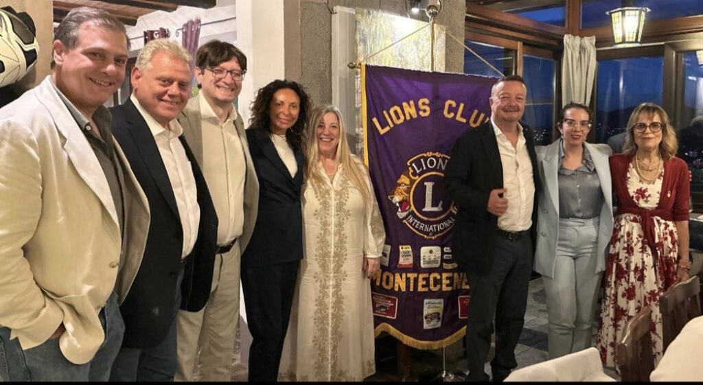Passaggio di consegne al Lions Club Monteceneri: Christophe Cerinotti eredita la campanella da Simonetta Rota
