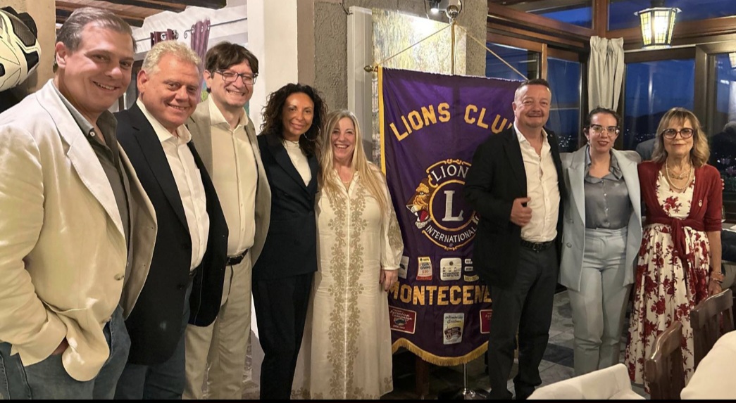 Passaggio di consegne al Lions Club Monteceneri: Christophe Cerinotti eredita la campanella da Simonetta Rota