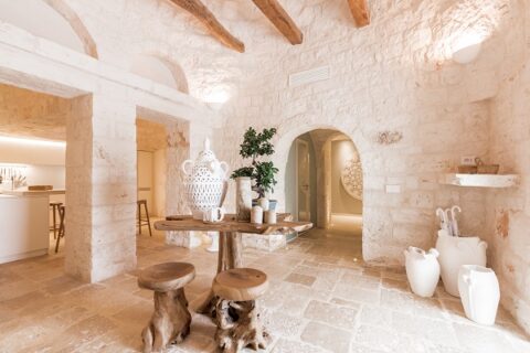 Nel cuore della Valle d’Itria, A++ Group ha sviluppato Mo’ un nuovo concetto di Luxury Experience, trasformando due complessi di trulli storici in un progetto di ospitalità contemporanea. Il concept nasce dalla capacità del Gruppo di valorizzare patrimoni immobiliari d’eccellenza, integrando architettura, interior design, costruzione e hospitality management, e dal confronto tra memoria, architettura bioclimatica e nuovi modelli dell’abitare