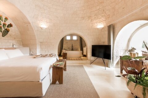 Nel cuore della Valle d’Itria, A++ Group ha sviluppato Mo’ un nuovo concetto di Luxury Experience, trasformando due complessi di trulli storici in un progetto di ospitalità contemporanea. Il concept nasce dalla capacità del Gruppo di valorizzare patrimoni immobiliari d’eccellenza, integrando architettura, interior design, costruzione e hospitality management, e dal confronto tra memoria, architettura bioclimatica e nuovi modelli dell’abitare