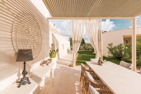 Nel cuore della Valle d’Itria, A++ Group ha sviluppato Mo’ un nuovo concetto di Luxury Experience, trasformando due complessi di trulli storici in un progetto di ospitalità contemporanea. Il concept nasce dalla capacità del Gruppo di valorizzare patrimoni immobiliari d’eccellenza, integrando architettura, interior design, costruzione e hospitality management, e dal confronto tra memoria, architettura bioclimatica e nuovi modelli dell’abitare