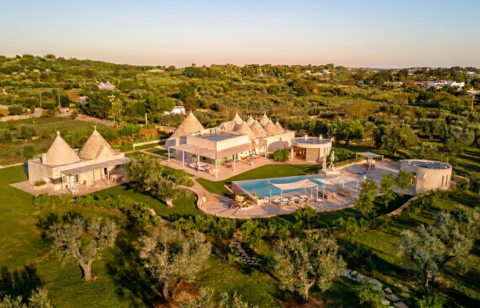Nel cuore della Valle d’Itria, A++ Group ha sviluppato Mo’ un nuovo concetto di Luxury Experience, trasformando due complessi di trulli storici in un progetto di ospitalità contemporanea. Il concept nasce dalla capacità del Gruppo di valorizzare patrimoni immobiliari d’eccellenza, integrando architettura, interior design, costruzione e hospitality management, e dal confronto tra memoria, architettura bioclimatica e nuovi modelli dell’abitare