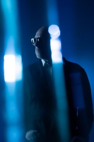 Mario Biondi sarà al LAC di Lugano venerdì 5 marzo 2027, alle 20.00, per una tappa del tour dedicato ai vent’anni di This Is What You Are, il brano che ha contribuito in modo determinante alla sua affermazione nel mondo della musica soul e jazz. Il concerto, in programma nella Sala Teatro, ripercorrerà alcuni momenti centrali della carriera del cantante siciliano, caratterizzata da una voce profonda e da un repertorio che intreccia appunto soul e jazz, ma anche pop. L’appuntamento si inserisce nella programmazione musicale del centro culturale luganese e ripercorre oltre due decenni di percorso artistico, tra produzioni discografiche, collaborazioni con musicisti di rilievo e concerti in numerosi Paesi. La storia di This Is What You Are Pubblicato nel 2004, This Is What You Are ha iniziato a farsi conoscere anche fuori Italia grazie all’interesse del DJ britannico Norman Jay, che lo trasmise sulle frequenze della BBC. La diffusione radiofonica contribuì a far emergere il brano in un contesto musicale nel quale le contaminazioni tra soul, jazz e sonorità contemporanee stavano trovando nuovi spazi di ascolto. La canzone venne poi inserita in Handful of Soul, album pubblicato nel 2006 – da qui il ventennale che si celebra quest’anno - che rappresentò una tappa importante per la carriera di Mario Biondi. Il disco contribuì a consolidare la sua presenza nel mercato musicale e a far conoscere una proposta riconoscibile per l’uso della voce, l'attenzione agli arrangiamenti e il dialogo tra tradizione afroamericana e sensibilità pop. Il successo del brano ha accompagnato l'artista lungo un percorso che lo ha portato a collaborare con figure di primo piano della musica internazionale, tra cui Burt Bacharach, Chaka Khan ed Earth, Wind & Fire. Esperienze differenti per stile e formazione, ma accomunate da un interesse per sonorità nelle quali il soul e il jazz mantengono un ruolo centrale. Oggi, This Is What You Are resta un riferimento essenziale per comprendere l’evoluzione musicale di Biondi. Il concerto di Lugano si inserisce in questo percorso celebrativo, riportando al centro la composizione che ha contribuito a rendere riconoscibile la sua voce a un pubblico più ampio. Una nuova versione con protagonisti del jazz Per accompagnare il ventennale, Mario Biondi ha realizzato una nuova versione di This Is What You Are, coinvolgendo alcuni musicisti di primo piano del jazz contemporaneo. Tra i nomi indicati figurano il batterista Dennis Chambers, il contrabbassista John Patitucci, il pianista Antonio Faraò e il trombettista Till Brönner. La partecipazione di questi artisti sottolinea il legame con il linguaggio jazzistico che attraversa il repertorio di Biondi e conferma la volontà di rileggere il brano senza rinunciare agli elementi che ne hanno caratterizzato la prima affermazione. L’operazione si colloca in una fase della carriera nella quale il cantante continua a lavorare sul proprio repertorio, alternando nuove produzioni e riletture dei brani che hanno segnato il suo percorso. La celebrazione dell’anniversario non si limita infatti al recupero di un successo del passato, ma si accompagna a nuovi progetti discografici e a un’attività dal vivo che mantiene al centro il rapporto tra interpretazione vocale e arrangiamento. Da Prova d’autore a Two Entities Il 2026 ha segnato un’altra tappa nella produzione discografica di Mario Biondi con la pubblicazione di Prova d’autore, il primo album della sua carriera realizzato interamente in italiano. Una scelta che amplia il suo percorso espressivo, finora fortemente associato a un repertorio nel quale l’inglese e le tradizioni musicali afroamericane hanno avuto un ruolo significativo. L’album rappresenta un passaggio interessante anche per il rapporto tra scrittura e interpretazione. Il confronto con la lingua italiana porta infatti l’artista a misurarsi con una diversa musicalità del testo, mantenendo come riferimento la propria impostazione vocale e le sonorità che hanno caratterizzato le sue produzioni precedenti. A completare il percorso legato al ventennale è arrivato anche Two Entities, progetto che si colloca a distanza di vent’anni da Handful of Soul. I due riferimenti discografici consentono di leggere la ricorrenza non soltanto come un omaggio a una singola canzone, ma come un’occasione per ripercorrere una fase significativa della carriera del cantante. Il concerto al LAC si inserisce dunque in un periodo di rinnovata attenzione al repertorio e alle diverse direzioni intraprese dall’artista, tra il recupero delle composizioni più conosciute e la ricerca di nuove possibilità espressive. Una carriera costruita tra soul, jazz e pop Nel corso degli anni Mario Biondi ha sviluppato una cifra stilistica riconoscibile, fondata soprattutto sulla voce calda e profonda e sulla combinazione di elementi soul, jazz e pop. Il suo repertorio si muove tra arrangiamenti eleganti, ritmi di matrice afroamericana e melodie accessibili, senza rinunciare a una componente interpretativa legata alla tradizione dei grandi cantanti soul. L’attività concertistica ha avuto un ruolo importante nella diffusione della sua musica. Con esibizioni in oltre cinquanta Paesi, Biondi ha portato il proprio repertorio a pubblici differenti, consolidando una presenza che va oltre il mercato italiano. Le collaborazioni con artisti di generazioni e provenienze musicali diverse hanno contribuito ad ampliare questo percorso, mantenendo aperto il dialogo tra tradizione e contemporaneità. Il rapporto con il jazz, in particolare, emerge sia nelle collaborazioni discografiche sia nell'attenzione riservata agli arrangiamenti e alla componente strumentale. La tappa luganese del tour dedicato a This Is What You Are permetterà di ritrovare dal vivo questi elementi, attraverso un programma che guarda alla storia dell’artista e al significato assunto da una delle sue composizioni più note. Mario Biondi – This Is What You Are – 20th Anniversary Il concerto di Mario Biondi è previsto per venerdì 5 marzo 2027 alle ore 20 nella Sala Teatro del LAC, Lugano Arte e Cultura. La prelazione per i membri LAC+ si apre martedì 27 ottobre 2026, mentre la prevendita destinata al pubblico generale è annunciata per mercoledì 28 ottobre, a partire dalle ore 11. Per ulteriori informazioni è possibile consultare il sito ufficiale del LAC: www.laclugano.ch. • Data: venerdì 5 marzo 2027 • Ora: 20.00 • Luogo: Sala Teatro, LAC Lugano Arte e Cultura • Prevendita generale: da mercoledì 28 ottobre 2026, ore 11 
