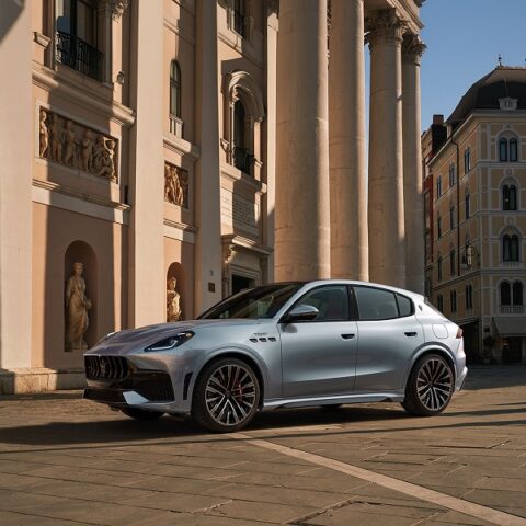 Nell'anno del centenario del Tridente, Maserati rinnova la GranTurismo, una delle vetture più iconiche della sua storia. Design evoluto, motorizzazioni V6 Nettuno ancora più performanti, tecnologia intuitiva e un abitacolo raffinato definiscono una granturismo capace di coniugare eleganza, emozione e piacere di viaggio secondo la migliore tradizione italiana