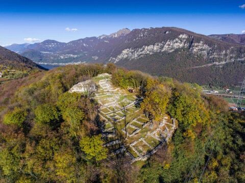 A dieci anni dalla nascita, il Parco archeologico di Tremona rinnova l’esperienza di visita con nuovi occhiali di realtà aumentata e un percorso in quattro lingue dedicato ai ragazzi. Nadia Fontana-Lupi, direttrice dell’Organizzazione turistica regionale Mendrisiotto e Basso Ceresio, racconta un progetto capace di unire storia, tecnologia e divulgazione