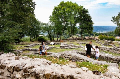 A dieci anni dalla nascita, il Parco archeologico di Tremona rinnova l’esperienza di visita con nuovi occhiali di realtà aumentata e un percorso in quattro lingue dedicato ai ragazzi. Nadia Fontana-Lupi, direttrice dell’Organizzazione turistica regionale Mendrisiotto e Basso Ceresio, racconta un progetto capace di unire storia, tecnologia e divulgazione